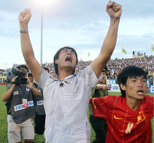 HLV Hữu Thắng trong đỉnh điểm của niềm vui v&ocirc; địch.